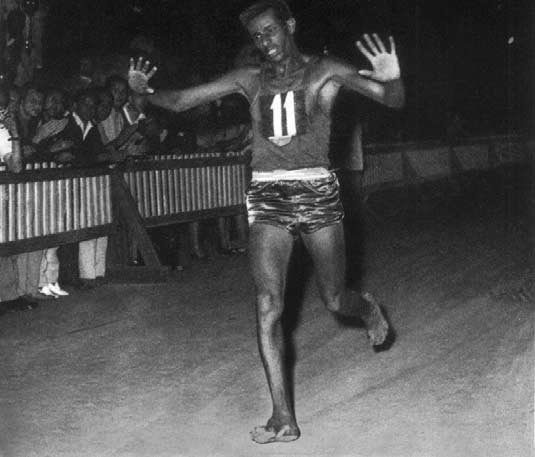 Abebe_Bikila_gana_maraton_olimpica_Roma_1960