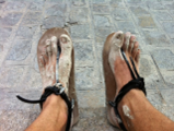 Fin de jornada con huaraches Pies Sucios.png