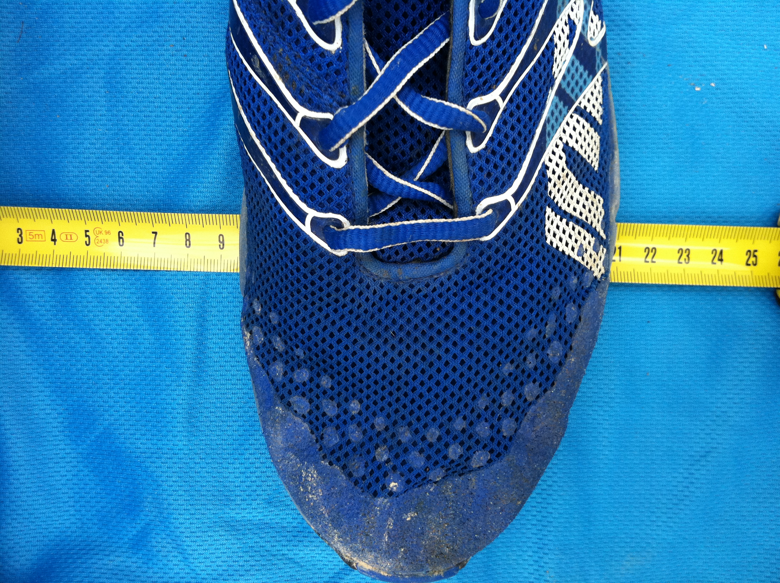 Suela exterior más ancha que la horma