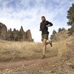 Christopher McDougall con zapatillas vivobarefoot
