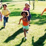 Niños corriendo libre con técnica natural o minimalista