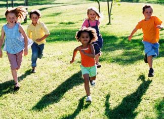 Niños corriendo libre con técnica natural o minimalista