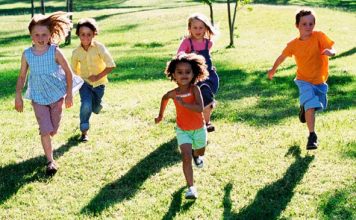 Mil y una sensaciones Niños corriendo libre con técnica natural o minimalista