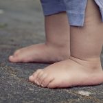 Pies descalzos niños para crecer fuerte