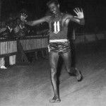 Abebe_Bikila_gana_maraton_olimpica_Roma_1960