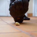 ¿Y si pisas descalzo una piedra?