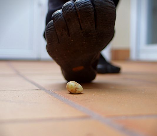 ¿Y si pisas descalzo una piedra?