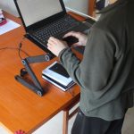 trabaja de pie con zapatillas minimalista para la salud de tu pie